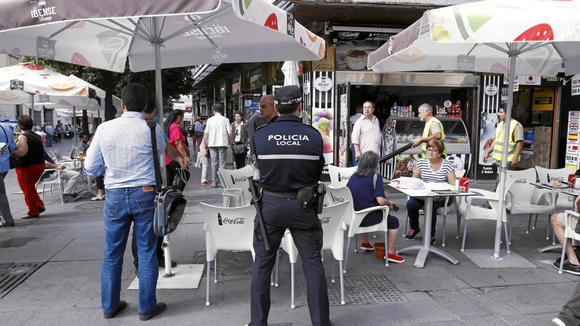 La Policía Local vigila la retirada de veladores sin autorización en la Avenida.