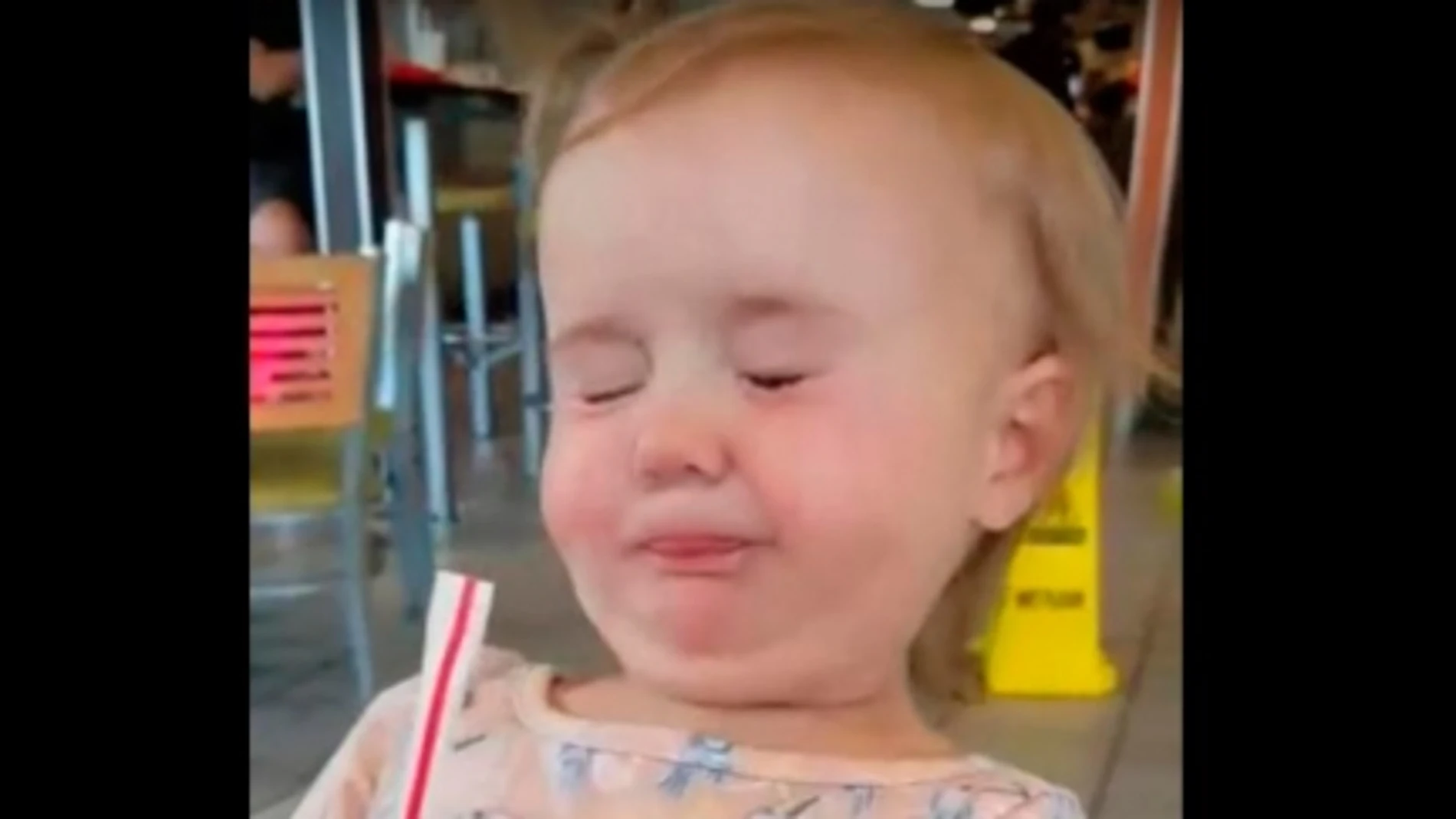 La tronchante reacción de una niña que prueba por primera vez un refresco