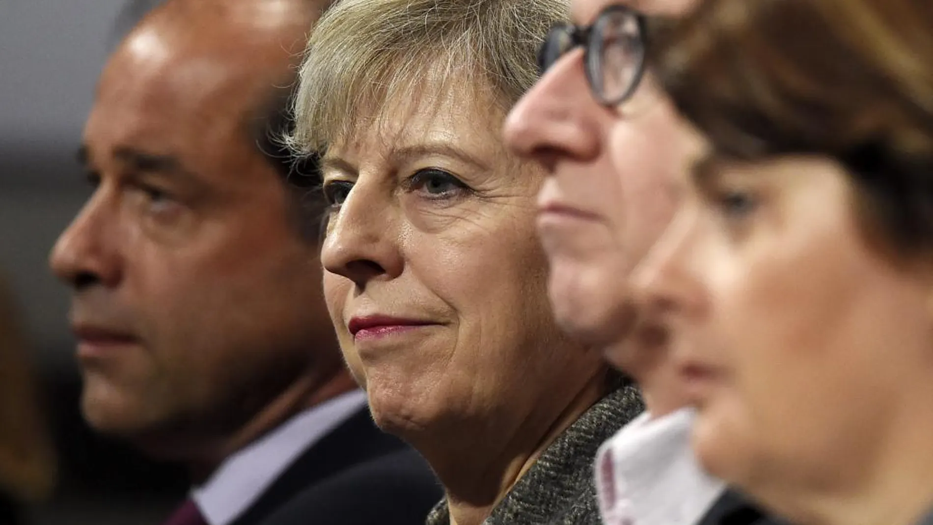 La primera ministra británica, Theresa May , y su esposo,, escuchan el discurso del ministro británico de Economía, Philip Hammond , en el congreso anual del Partido Conservador en Birmingham.
