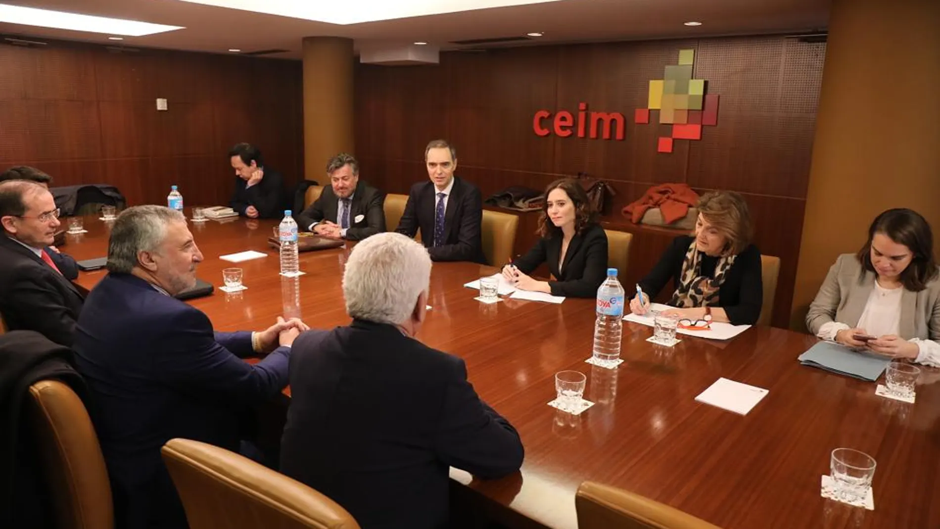 Ayuso con representantes de la patronal de la escuela concertada