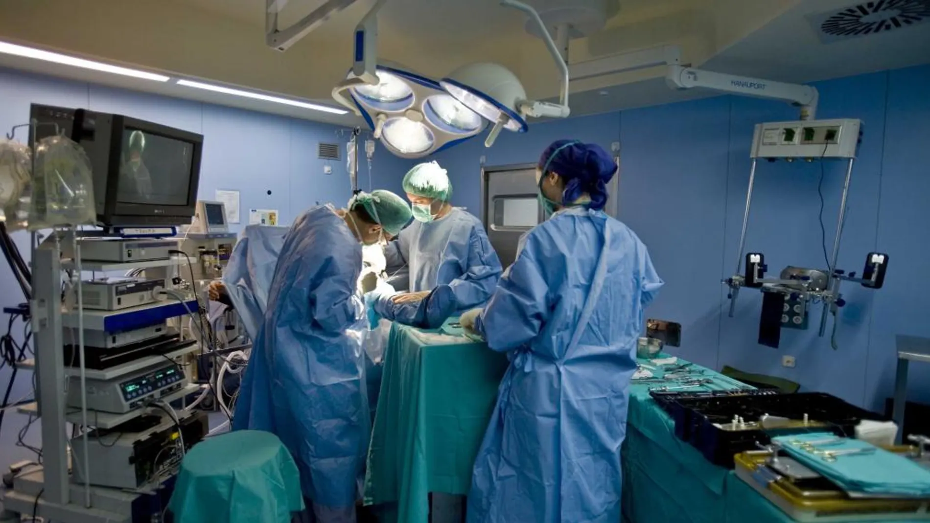 Momento de una intervención quirúrgica en el Hospital de La Ribera de Alzira