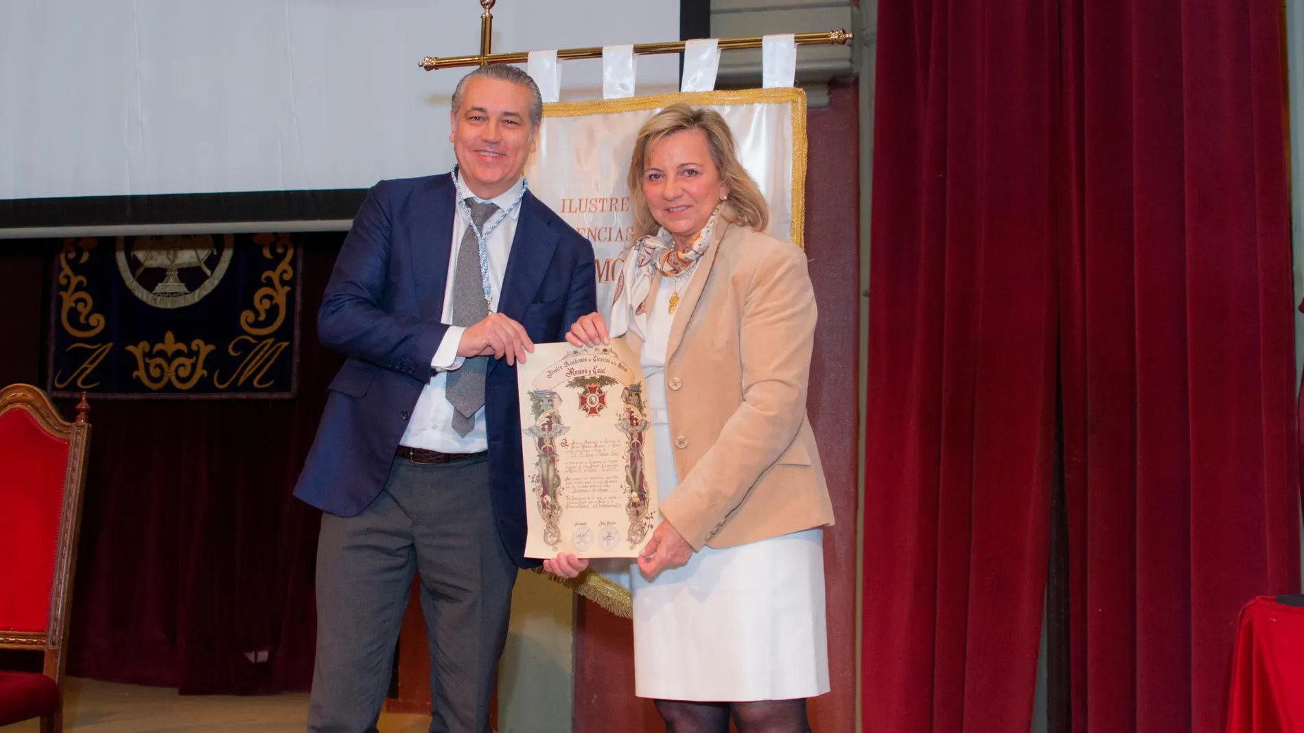 El doctor Jorge Planas junto a la presidenta de la Academia, Carmen Slocker de Arce