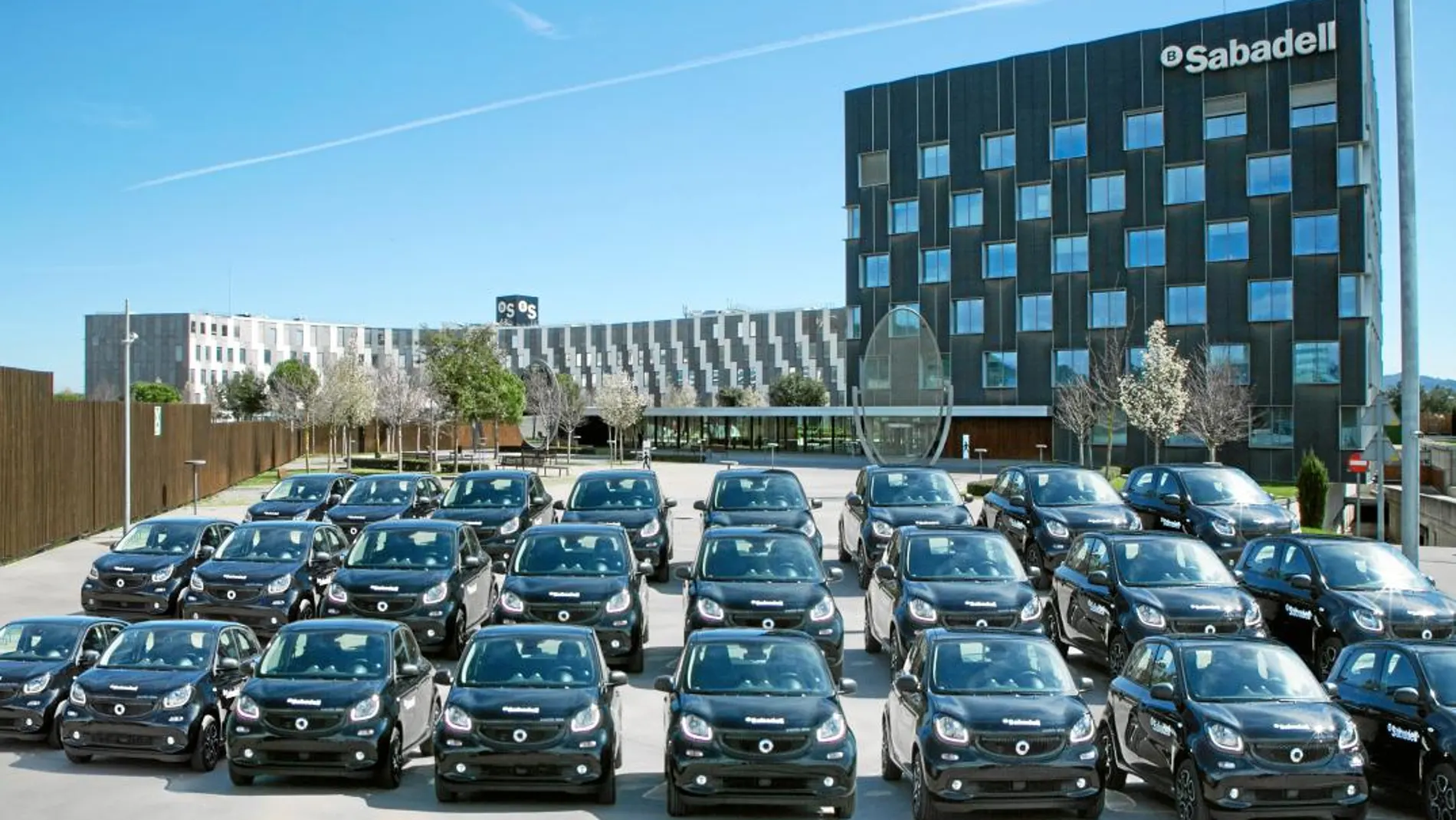 Flota de 100 vehículos eléctricos que Sabadell ha puesto a disposición de sus empleados