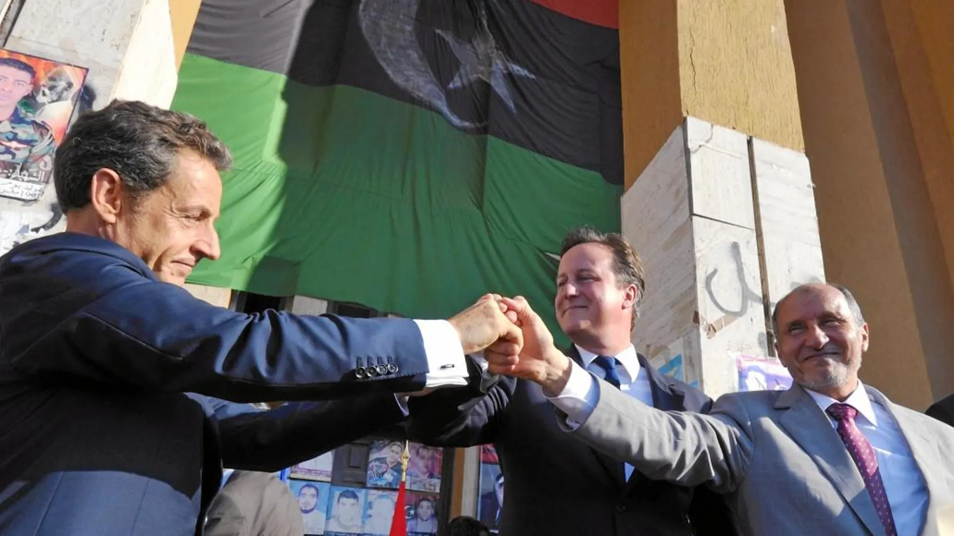 el pacto anti-gadafi. En 2011, Cameron y el entonces presidente francés, Nicolas Sarkozy, lanzaron una operación para acabar con Muamar el Gadafi, que condujo a la actual situación de desgobierno en el país