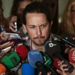 El secretario general de Podemos, Pablo Iglesias, atiende a los medios a su llegada hoy al Congreso de los Diputados
