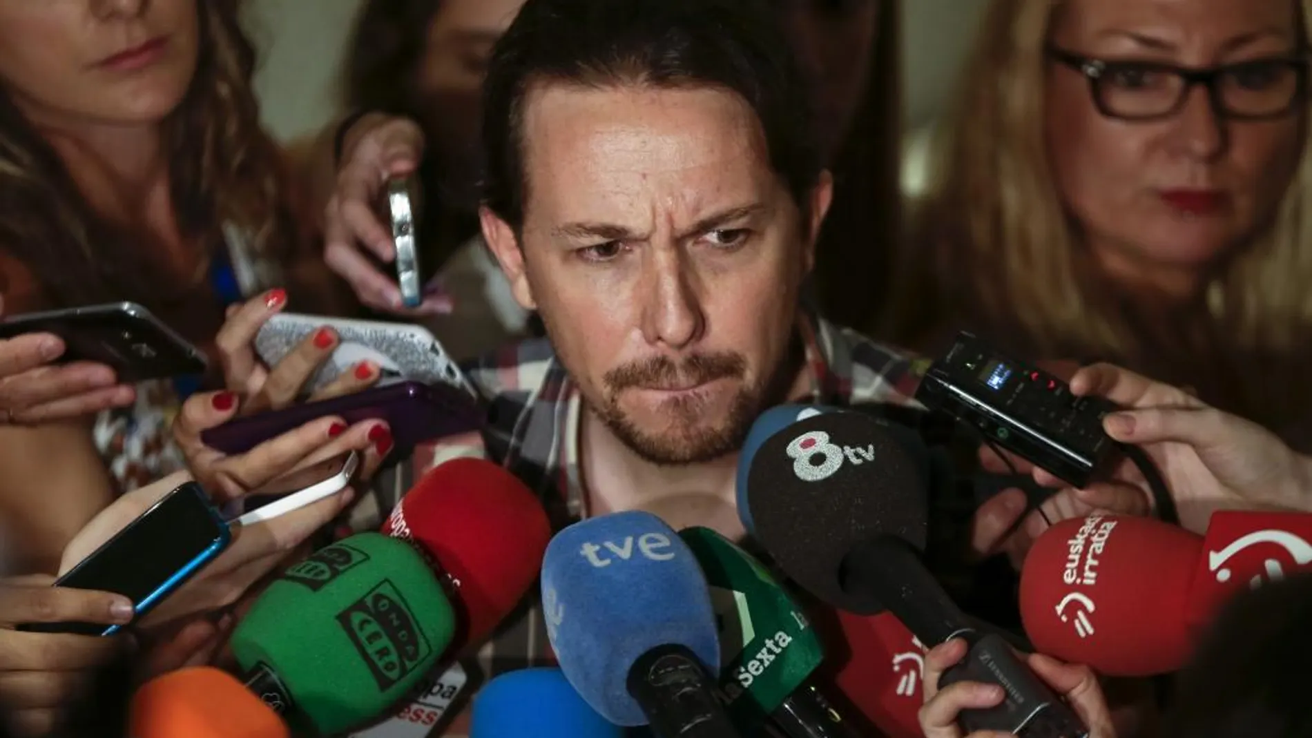El secretario general de Podemos, Pablo Iglesias, atiende a los medios a su llegada hoy al Congreso de los Diputados