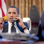 El presidente Barack Obama habla por teléfono en el Despacho Oval