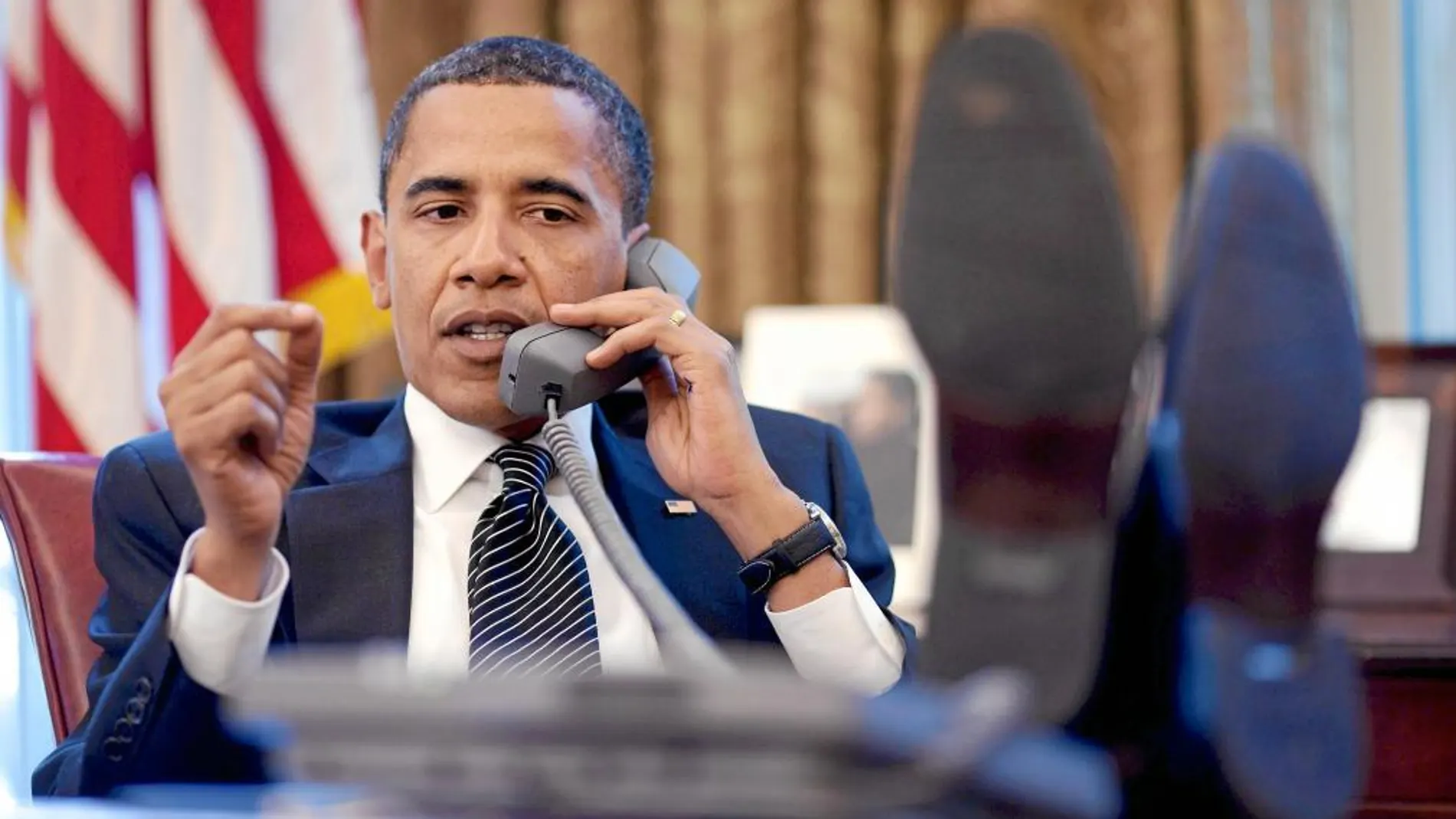 El presidente Barack Obama habla por teléfono en el Despacho Oval