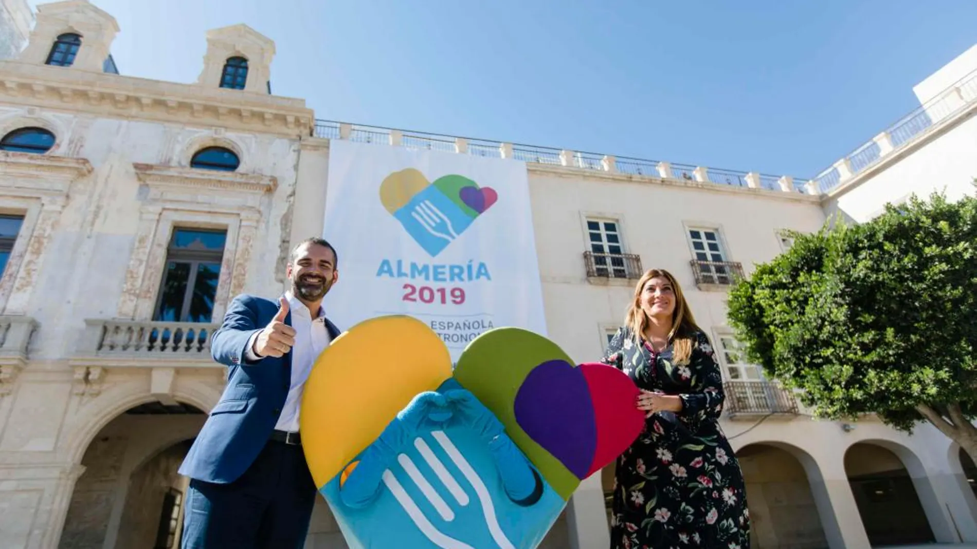 El alcalde de Almería, Ramón Fernández-Pacheco, y la concejal de Promoción de la Ciudad, Carolina Lafita / Foto: La Razón