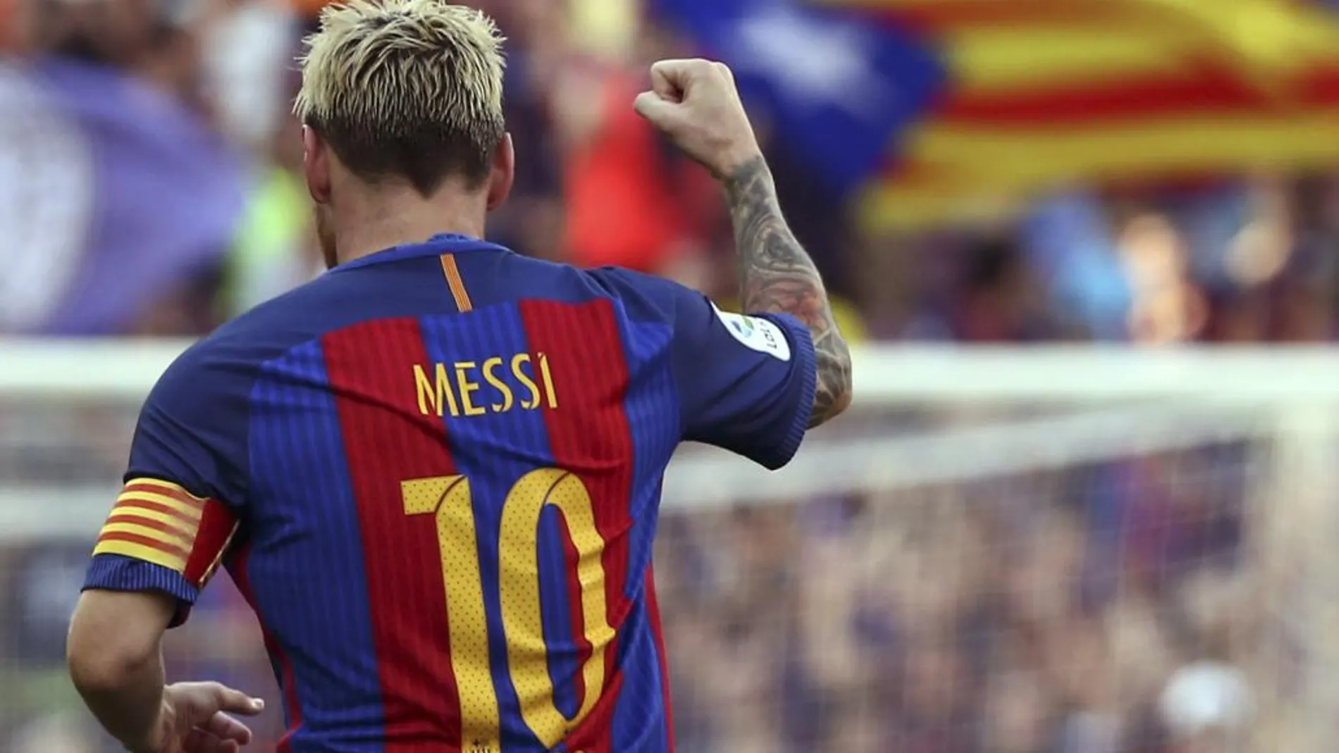 Leo Messi celebra su primer gol al Betis