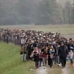 Fotografía facilitada por la productora La Claqueta, de una de las columnas de personas refugiadas grabadas por Hernán Zin, director de "Nacido en Siria", que narra la ruta emprendida por los sirios para huir de la guerra y llegar hasta distintos enclaves en la Unión Europea.