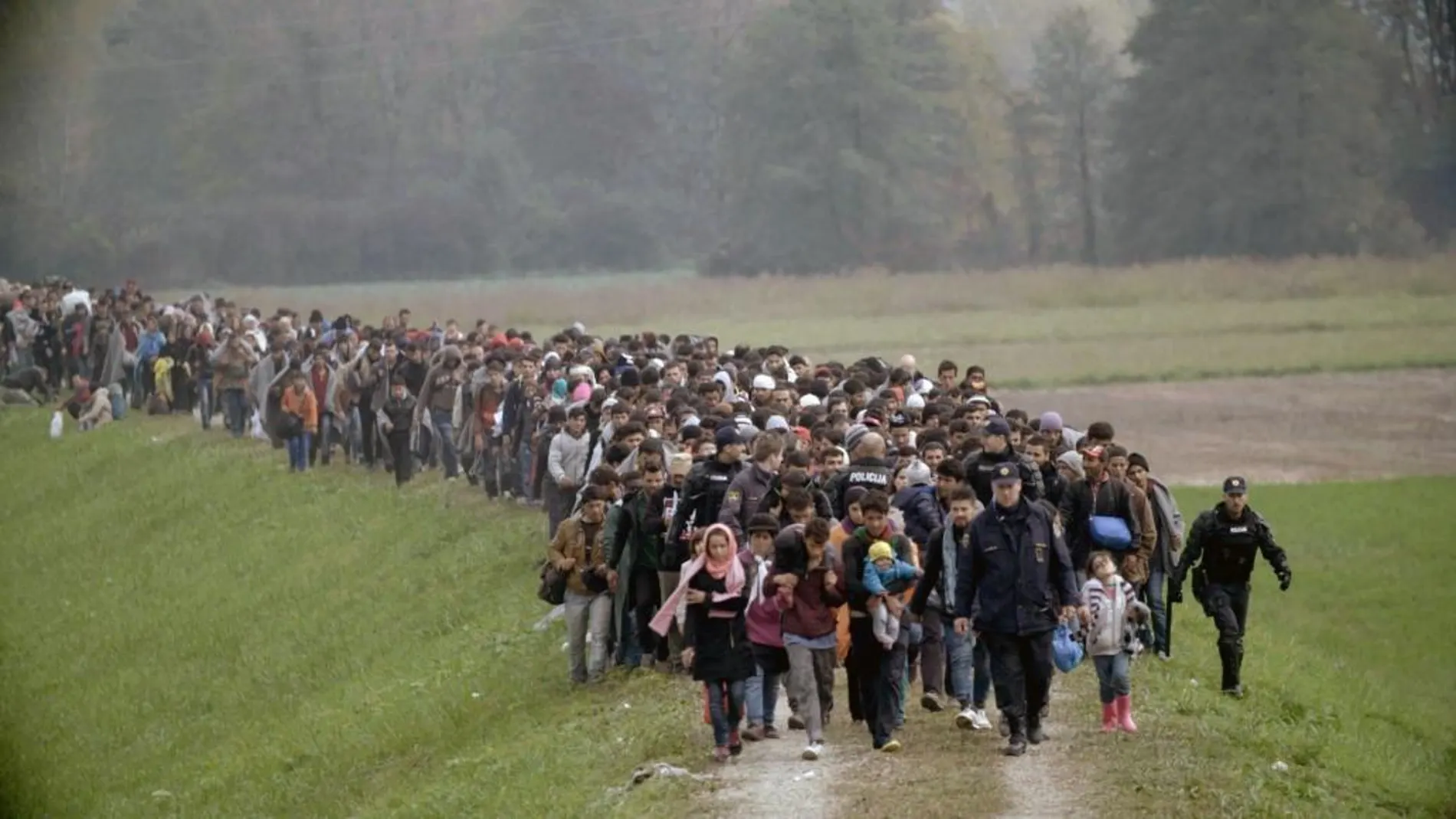 Fotografía facilitada por la productora La Claqueta, de una de las columnas de personas refugiadas grabadas por Hernán Zin, director de "Nacido en Siria", que narra la ruta emprendida por los sirios para huir de la guerra y llegar hasta distintos enclaves en la Unión Europea.