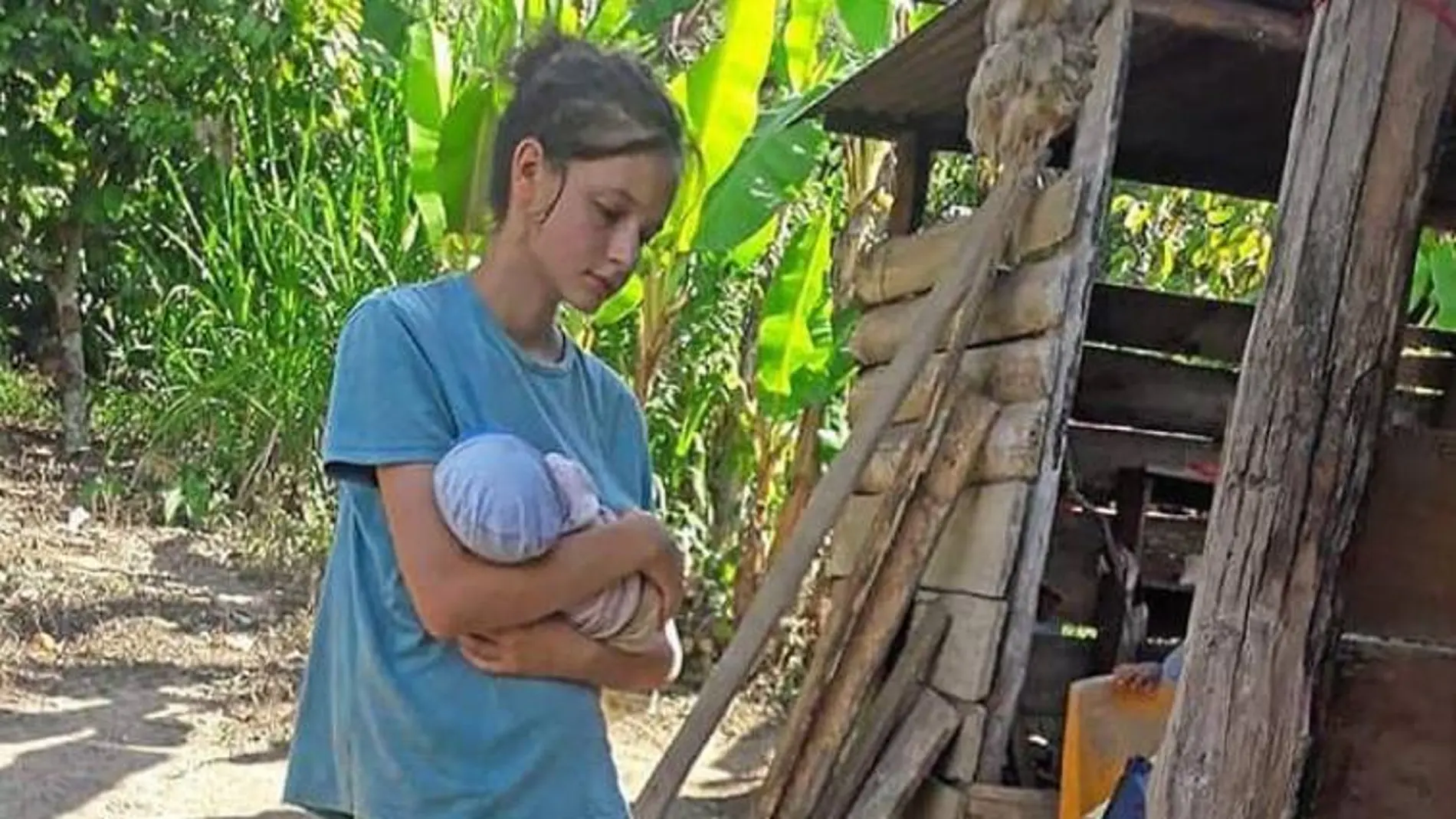 Patricia Aguilar, de 18 años, con su bebé en la finca de Perú donde ha vivido / Efe