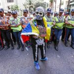 Un manifestante posa frente a los agentes de la Policía Bolivariana, ayer