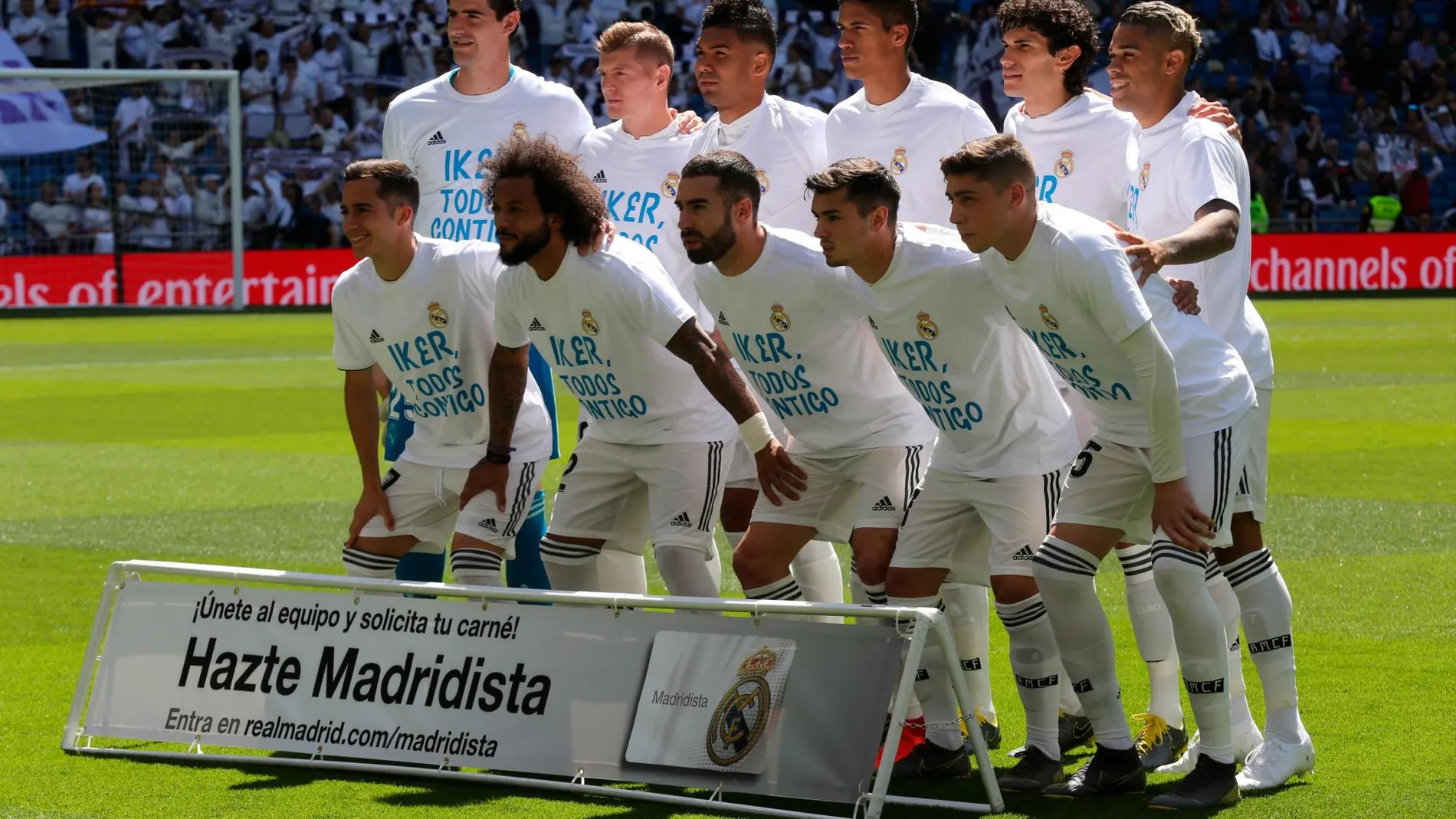 El once titular con las camisetas de apoyo a Iker Casillas