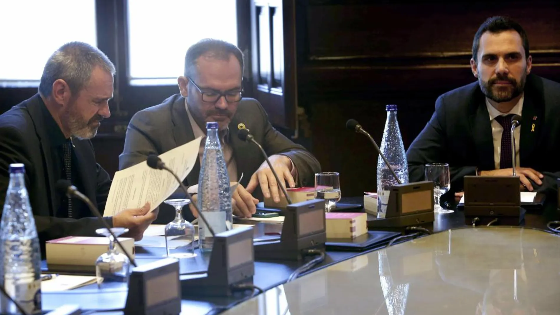 El presidente de la cámara catalana Roger Torrent, junto al vicepresidente primero Josep Costa, y al secretario primero, Eusebi Cambdepadros, al inicio dela reunión de la Mesa del Parlament celebrada antes del inicio del pleno. Foto/ Efe