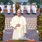El Papa Francisco deposita una corona de flores ante el Monumento Nacional a los Mártires en Savar, a 30 km de Daca (Bangladesh) hoy