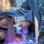 El actor Joel Kinneman en la escena en la que su personaje, Kovacs, vuelve a la vida