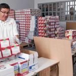 Voluntario del Programa de Alimentos Solidarios de León, colocando lotes de comida para distribuirlos a partir de hoy a cientos de familias