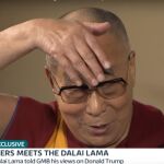 El Dalai Lama durante su imitación del tupé de Donald Trump