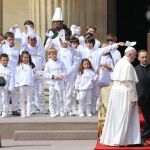 El presidente de Colombia, Juan Manuel Santos, recibe al Papa Francisco a su llegada a la Casa de Nariño hoy