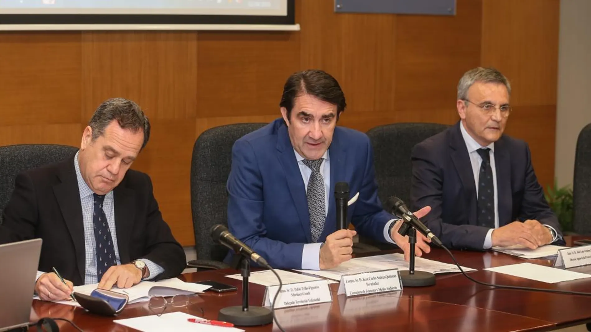 El consejero de Fomento y Medio Ambiente, Juan Carlos Suárez-Quiñones, informa a los alcaldes, en presencia del director de Protección Civil, José Luis Ventosa, y del delegado de la Junta en Valladolid, Pablo Trillo