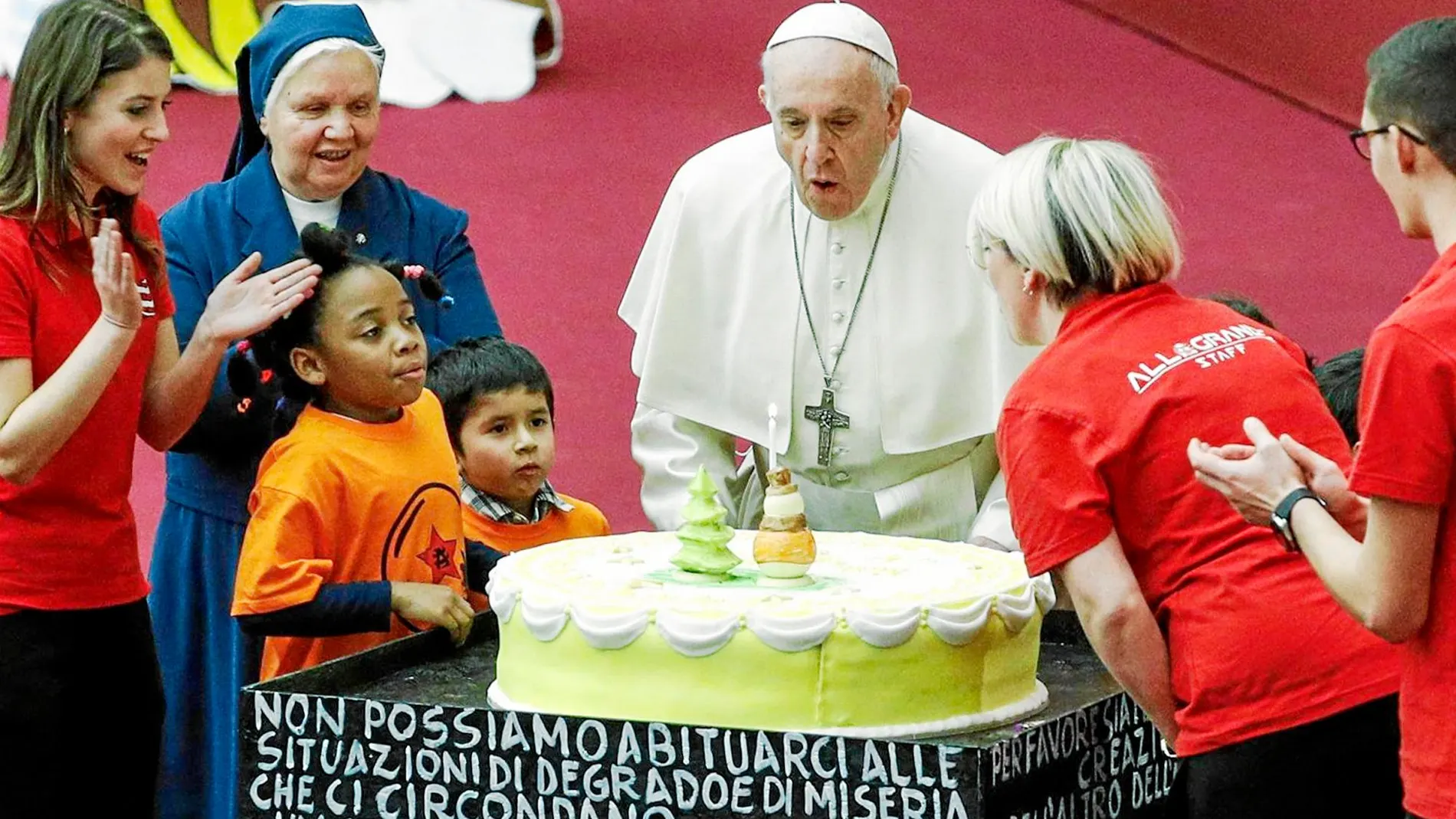Bergoglio adelantó la celebración de su cumpleaños y sopló las velas junto a niños y familias del Dispensario Pediátrico de Santa Marta de Roma