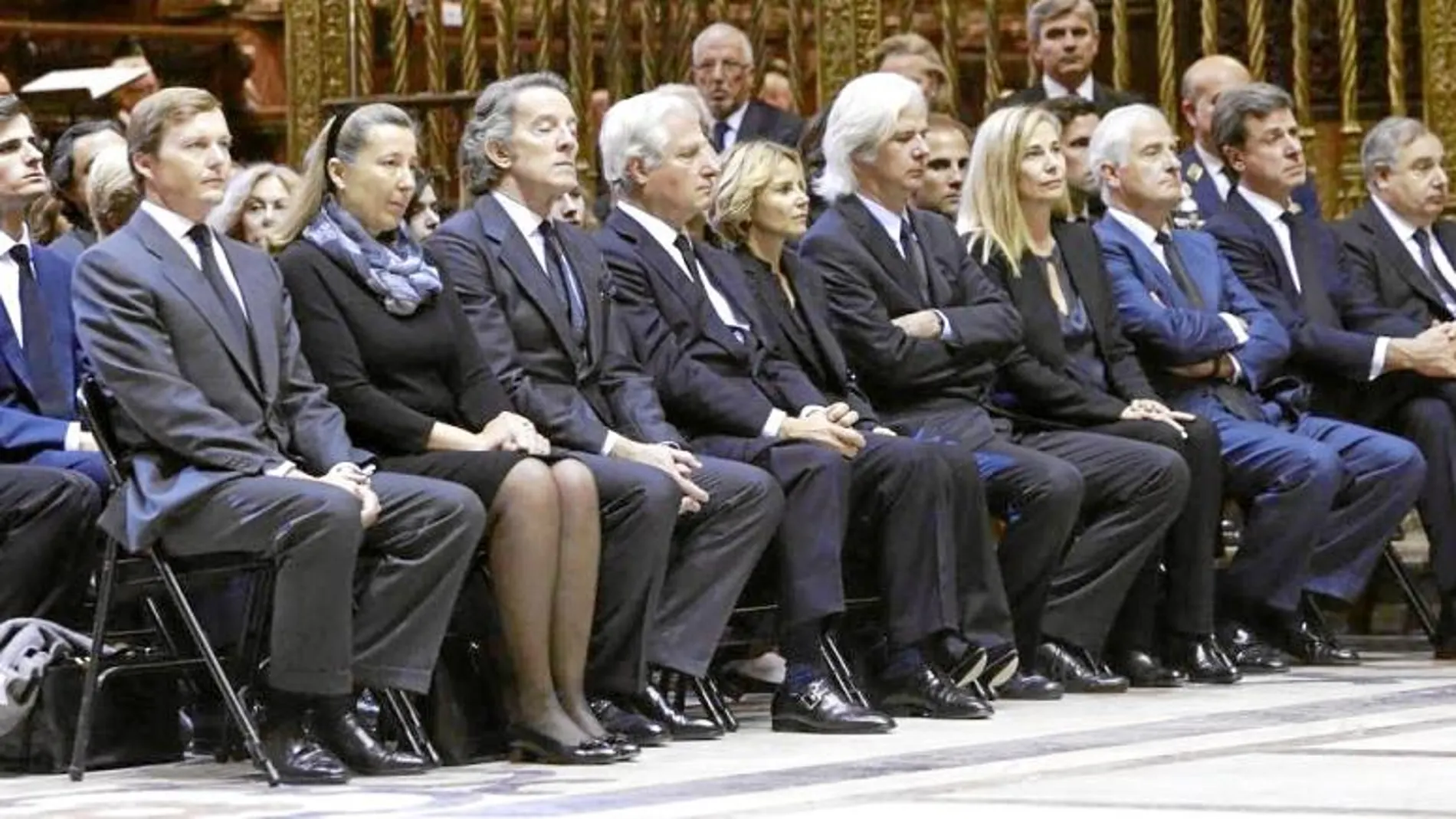 Los seis hijos de la Duquesa de Alba, el viudo, cuñados y nietos, en el funeral de Cayetana