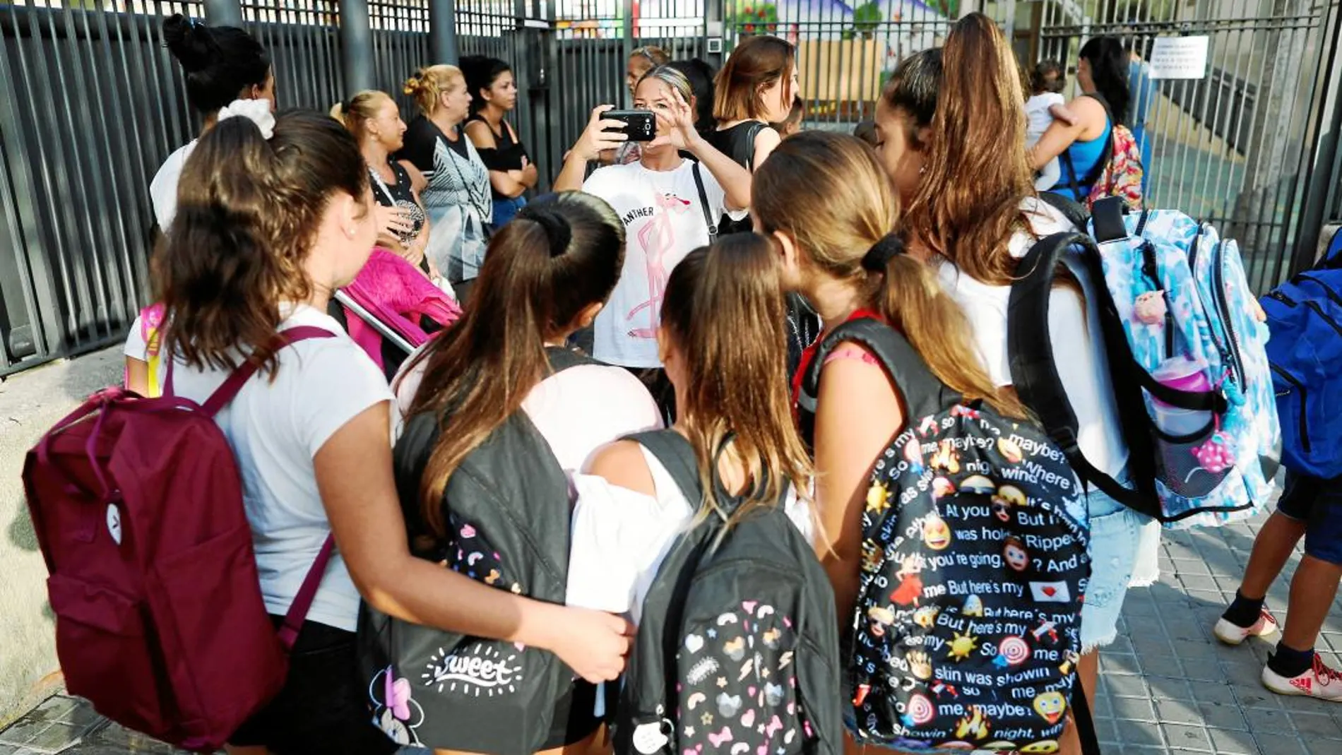 Imagen de un grupo de escolares a la salida de un colegio en Barcelona