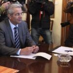 El presidente de Chipre, Nicos Anastasiades (dcha), se reúne con partidos de la oposición