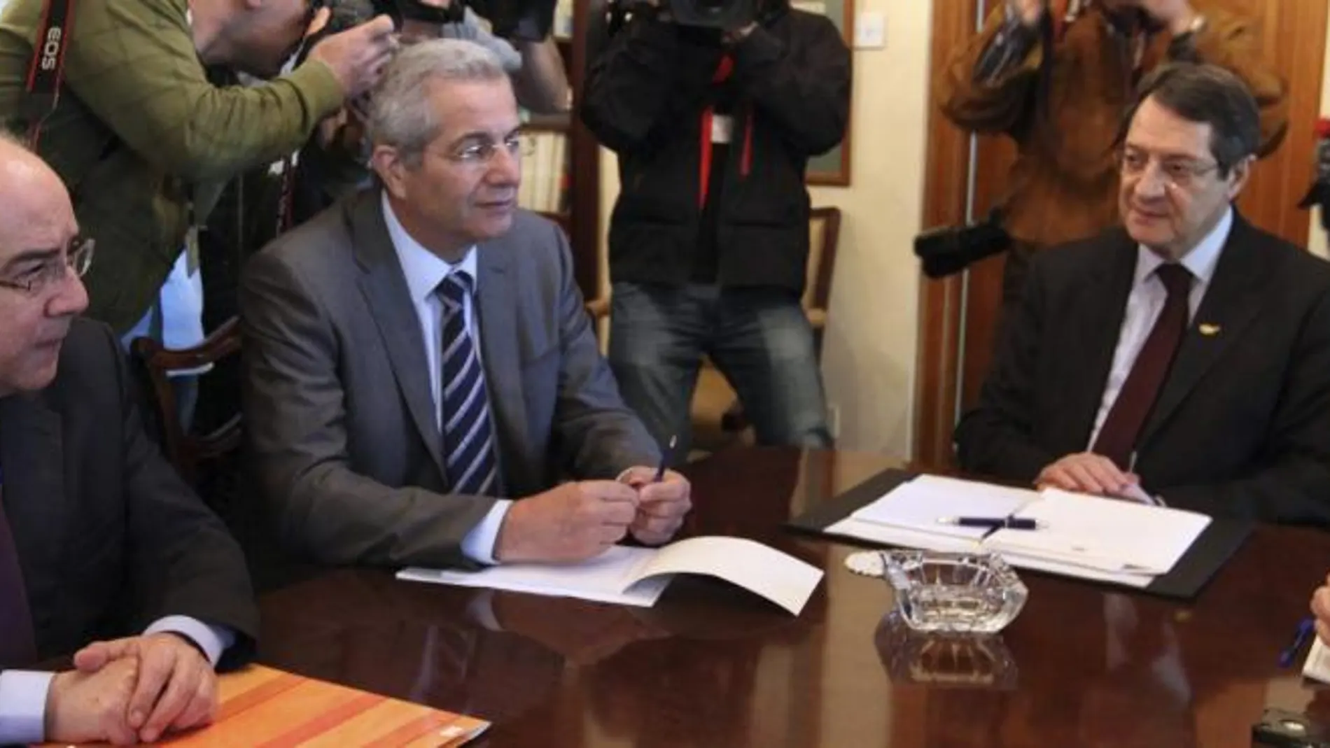 El presidente de Chipre, Nicos Anastasiades (dcha), se reúne con partidos de la oposición