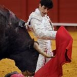 López Simón torea con la mano derecha al tercer toro de Fuente Ymbro