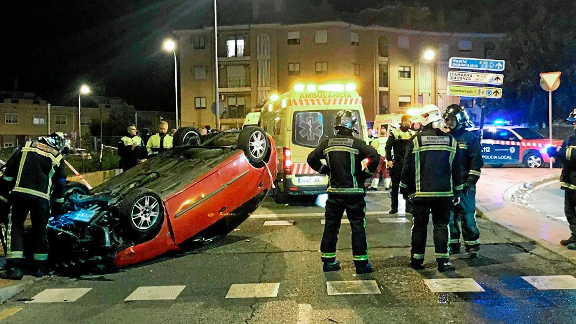 Bomberos, Policía Local y servicios sanitarios en el lugar del accidente