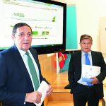 El consejero de Sanidad, Antonio Sáez Aguado, y el gerente del Sacyl, Rafael López Iglesias, presentan el portal