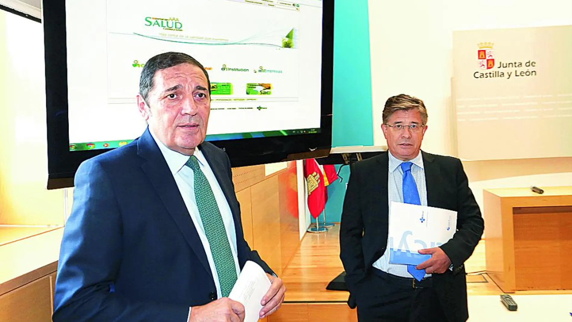 El consejero de Sanidad, Antonio Sáez Aguado, y el gerente del Sacyl, Rafael López Iglesias, presentan el portal