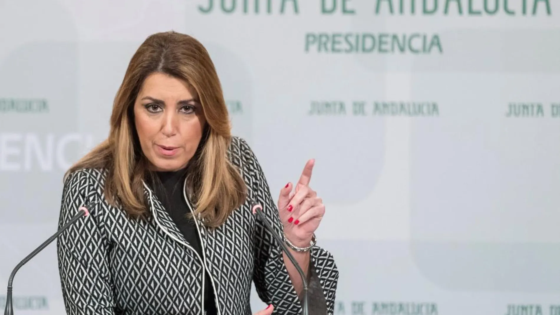 La presidenta andaluza, Susana Díaz, durante su comparecencia tras la reunión que el consejo de Gobierno de la Junta de Andalucía ha celebrado hoy en Sevilla. EFE/Julio Muñoz