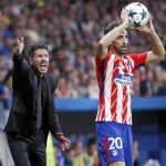 Simeone da instrucciones mientras Juanfran saca de banda