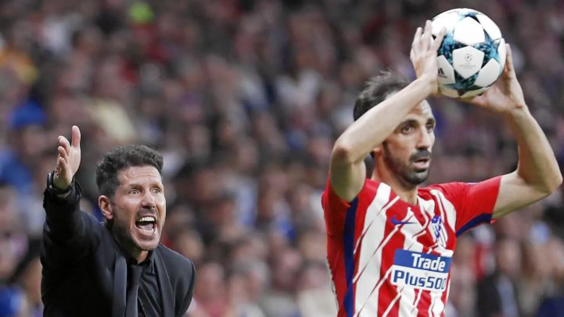 Simeone da instrucciones mientras Juanfran saca de banda