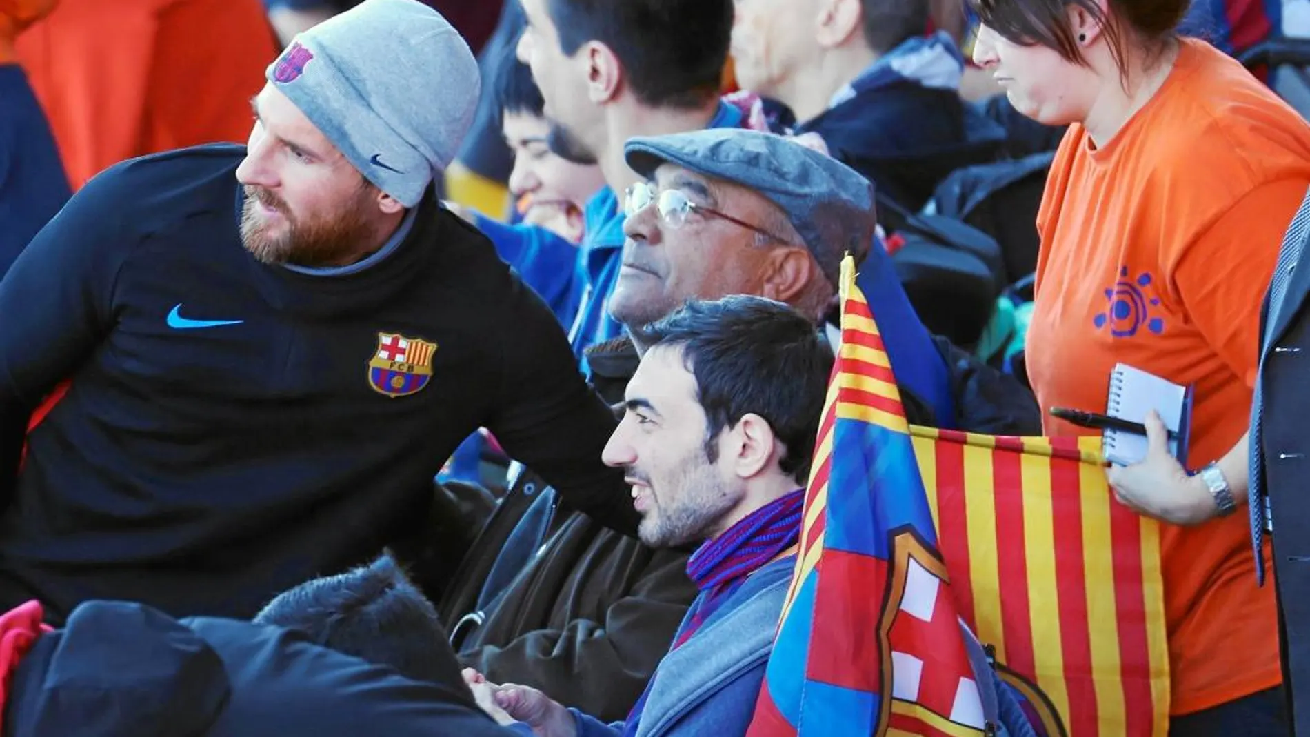 Messi se hizo fotos con aficionados en el entrenamiento a puertas abiertas de ayer