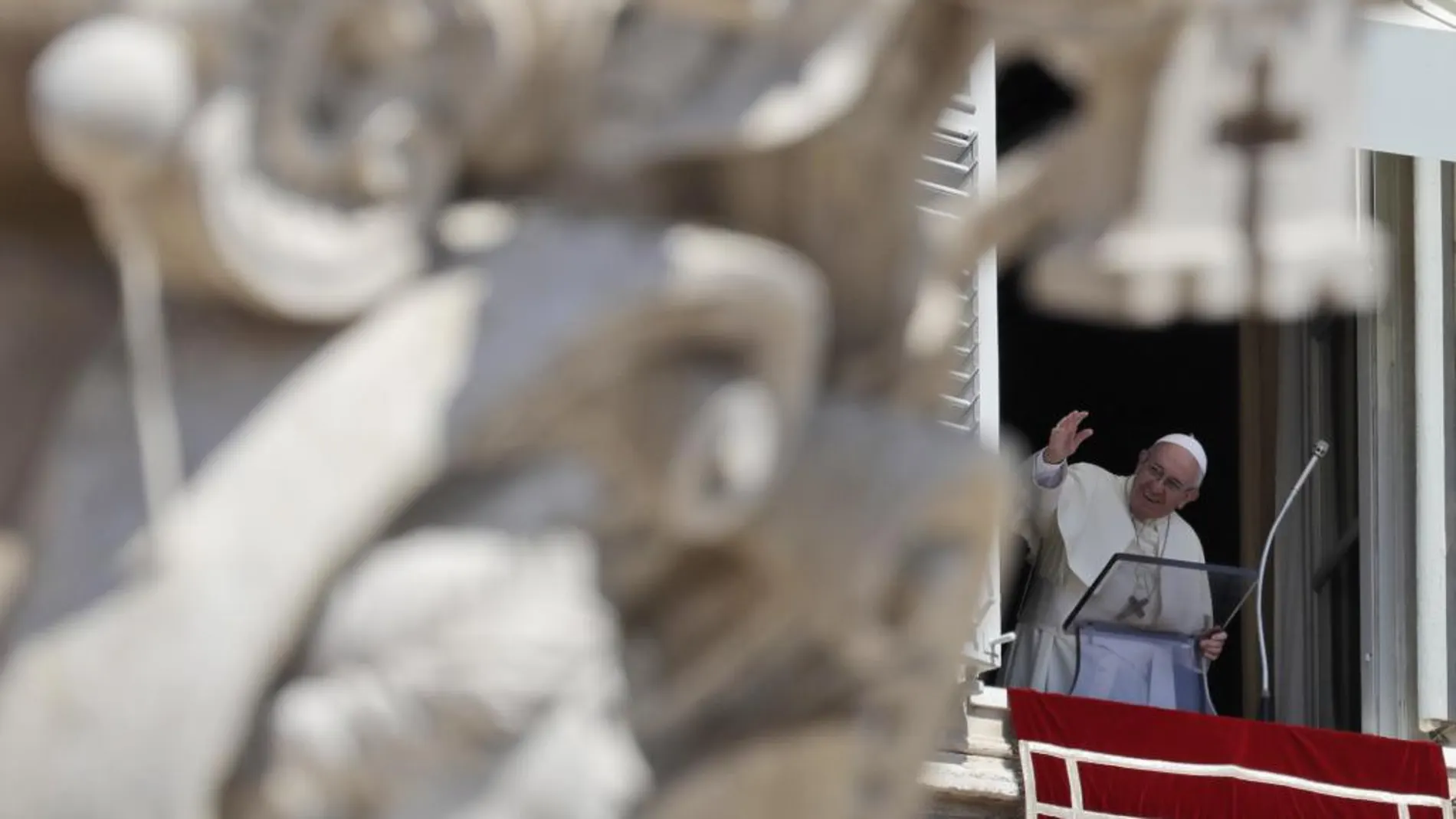 El Papa Francisco durante el rezo del Ángelus en la Plaza de San Pedro