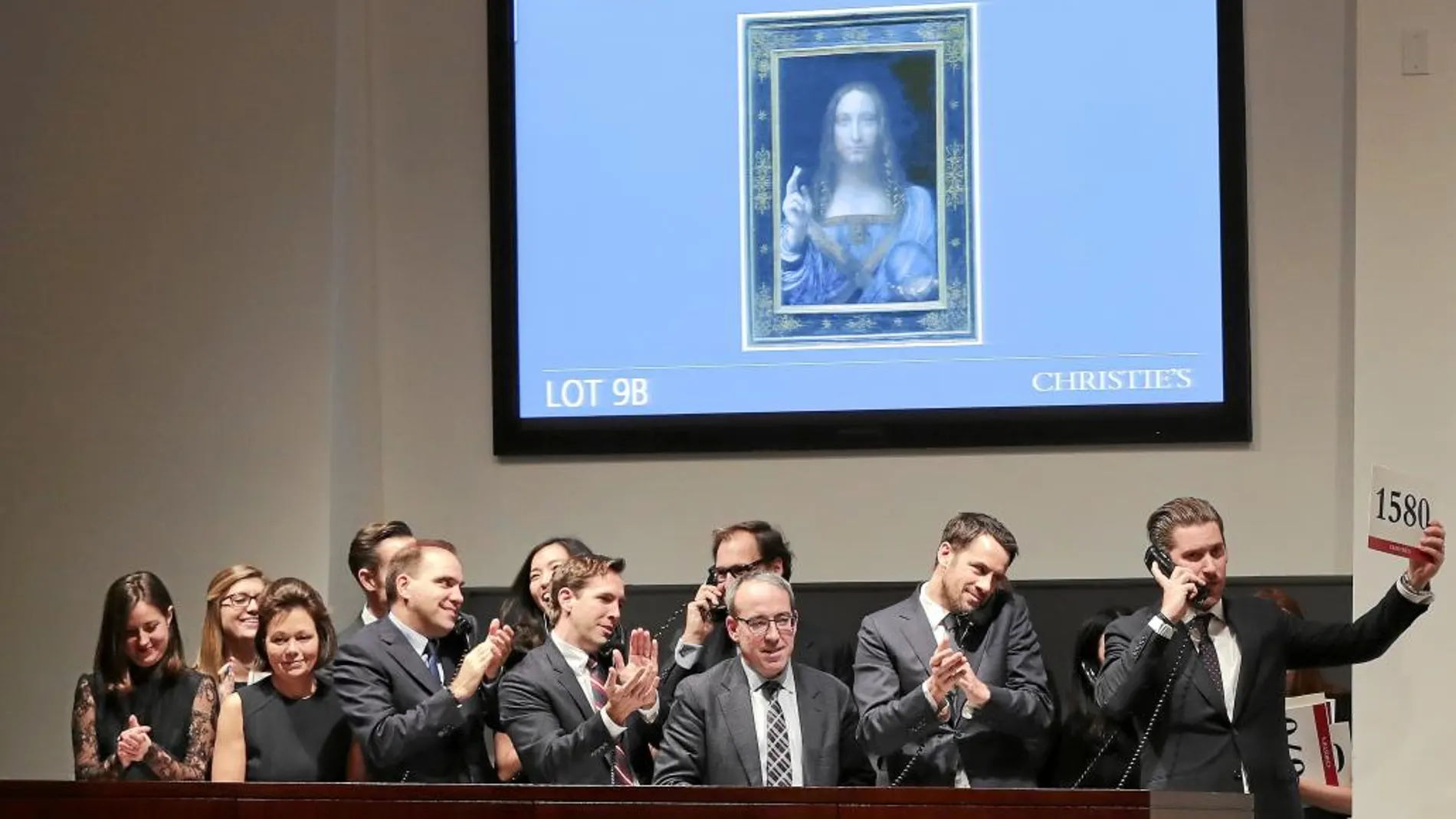 Loic Gouzer, segundo por la derecha en un momento de la puja, vendió el cuadro vía telefónica