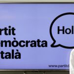 El nuevo presidente del Partit Demòcrata Català (PDC), Artur Mas, durante la rueda de prensa en la nueva sede junto con la vicepresidenta electa del PDC, Neus Munté, el pasado día 23