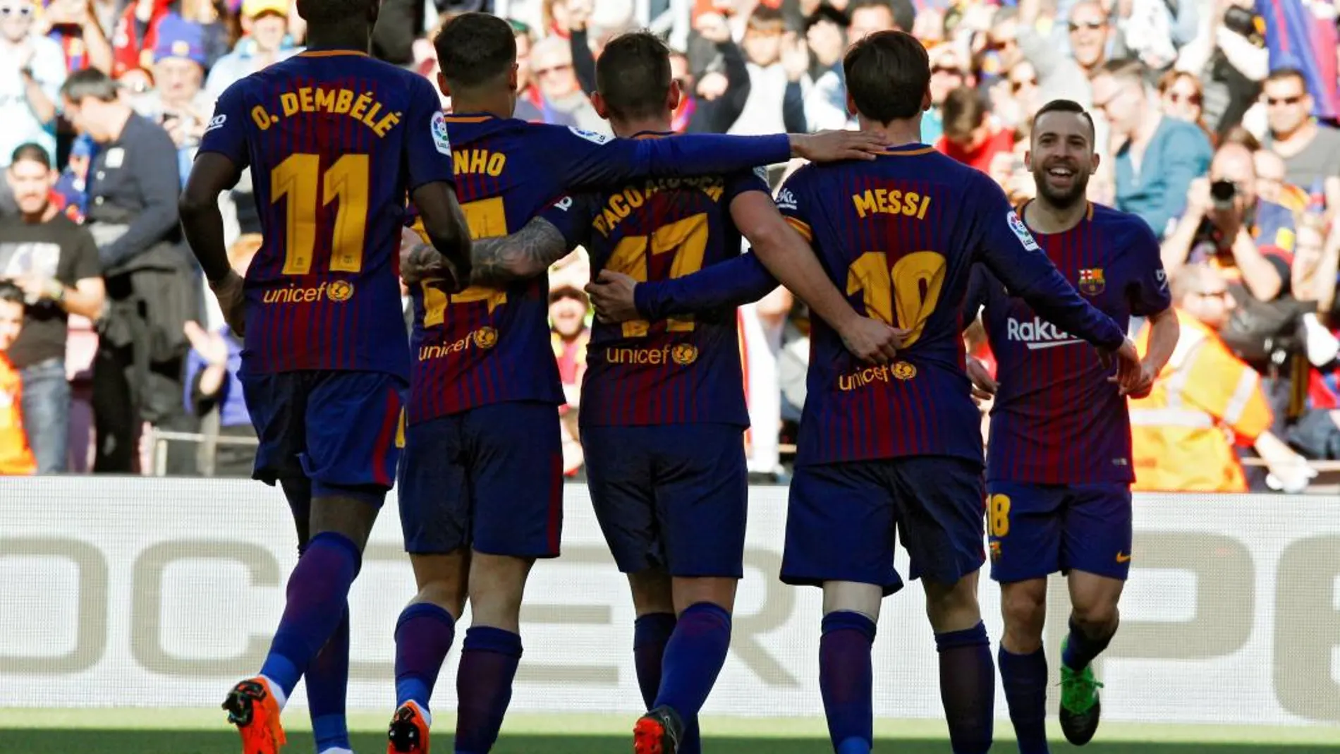 Dembélé (i), Coutinho (2i), Alcárcer (c), Messi (2d) y Jordi Alba (d) celebran el gol contra el Athletic de Bilbao. EFE/ Alberto Estévez