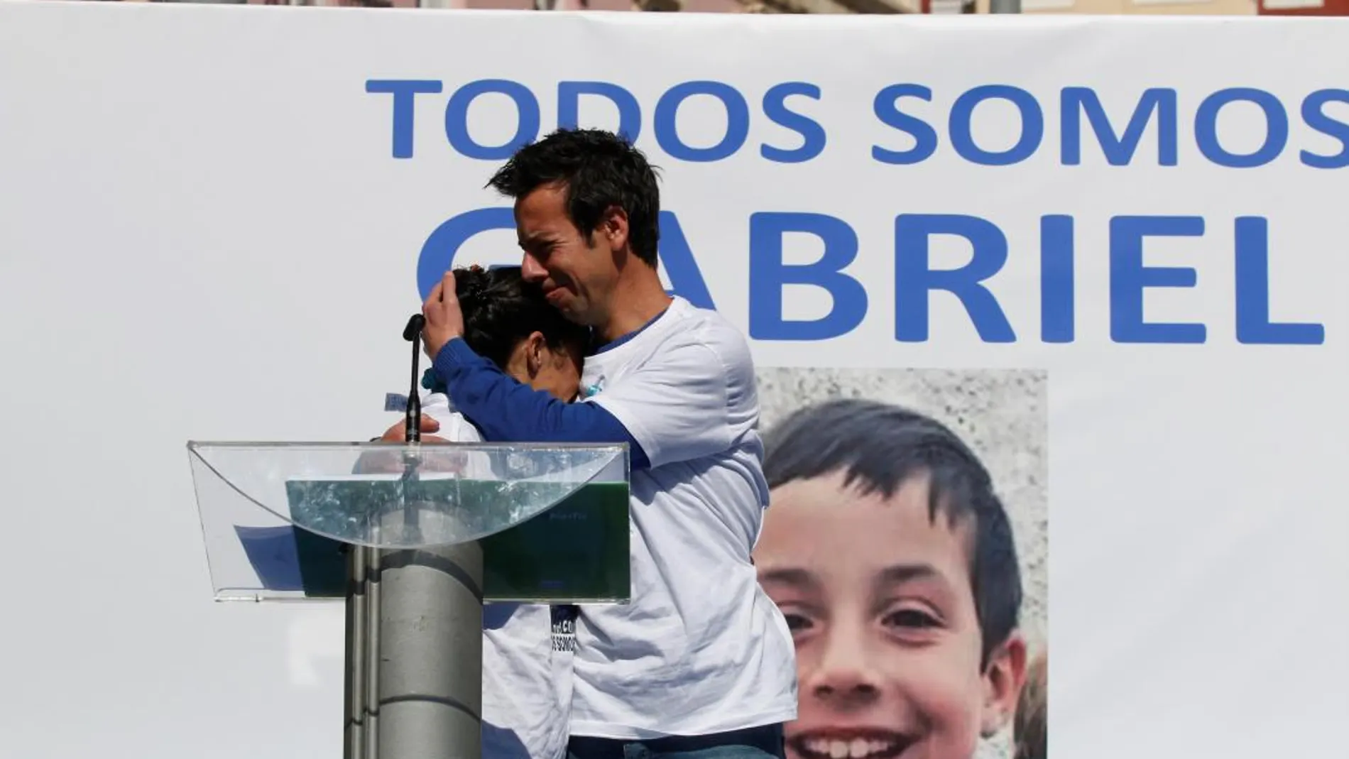 Los padres de Gabriel se abrazan durante una concentración