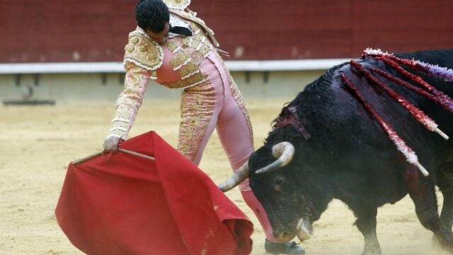Derechazo del diestro vasco ayer en Castellón