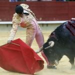 Derechazo del diestro vasco ayer en Castellón