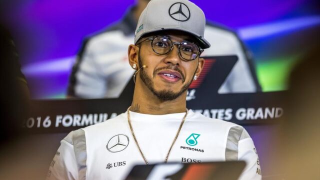 El piloto británico Lewis Hamilton (Mercedes), habla en una conferencia de prensa