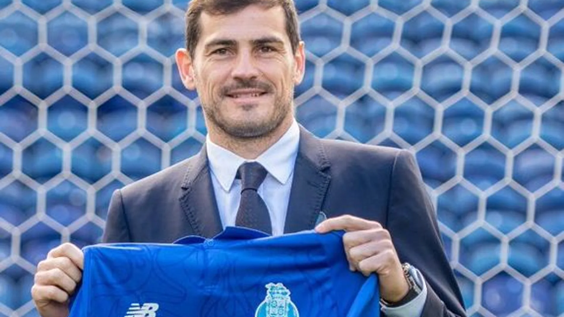 Iker Casillas sujeta la camiseta del Oporto tras su última renovación.