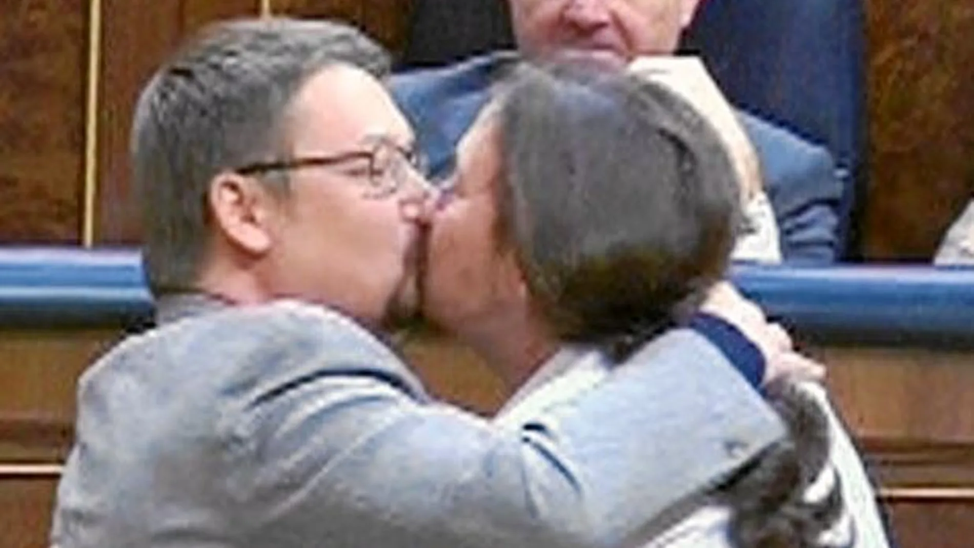 Pablo Iglesias besa a Xavier Domènech en el Congreso de los Diputados