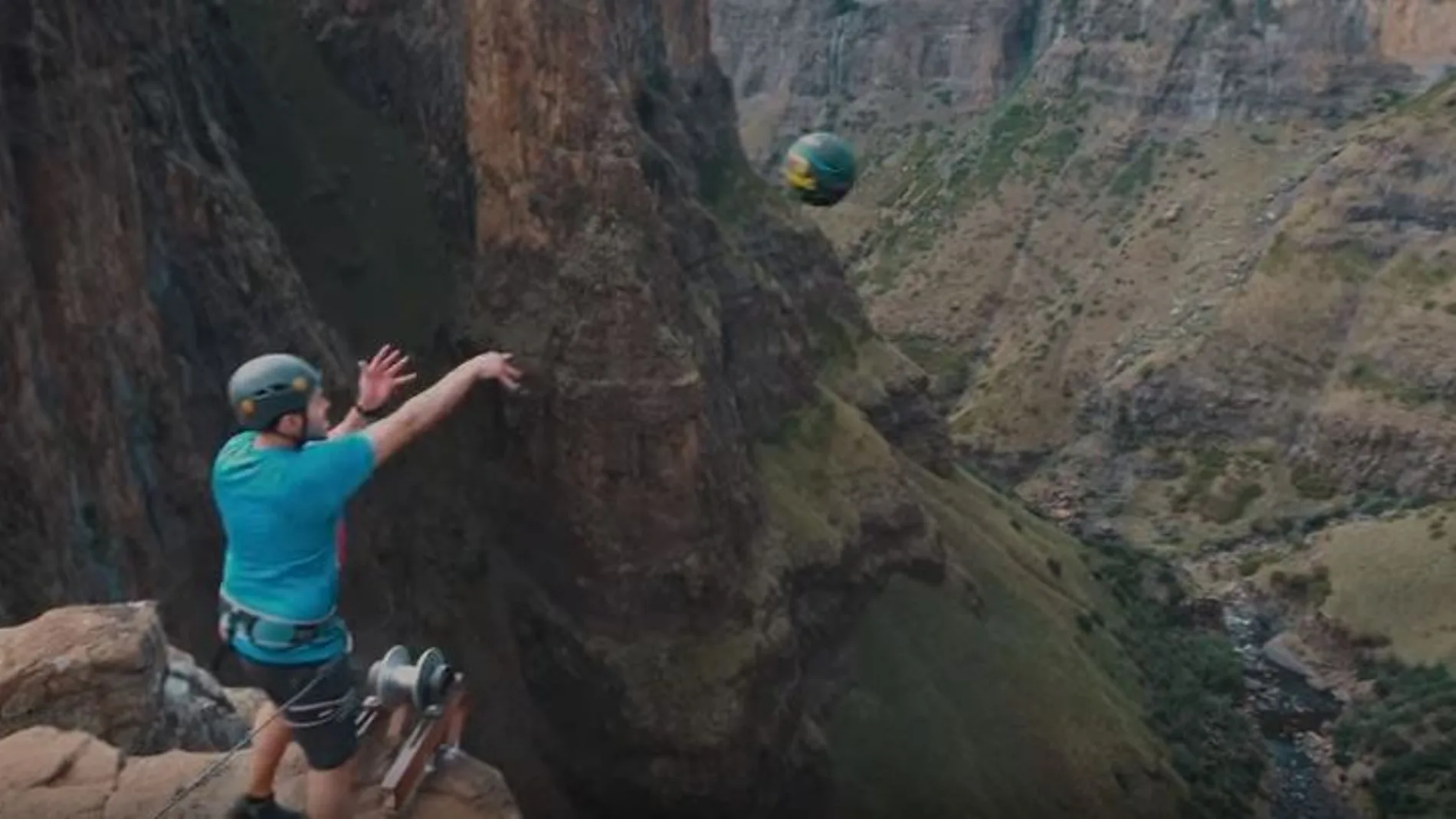 Instante en el que Derek Herron lanzó el balón desde lo más alto de la catarata Maletsunyane